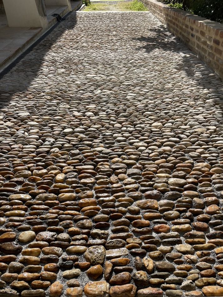 Restauration de l'allée en galets de rivière à la Villa Choucas