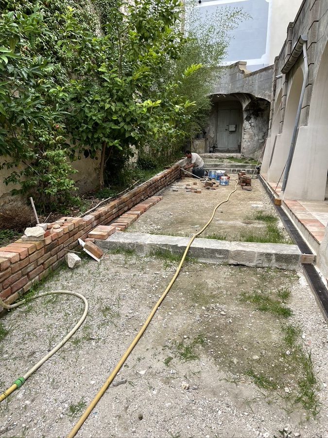 Embellissement d'un muret de la Villa Choucas avec des briques