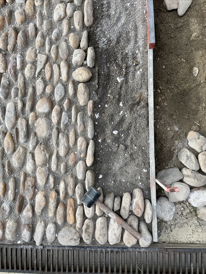 Préparation d'un chantier pour pose d'une calade en galets de rivière
