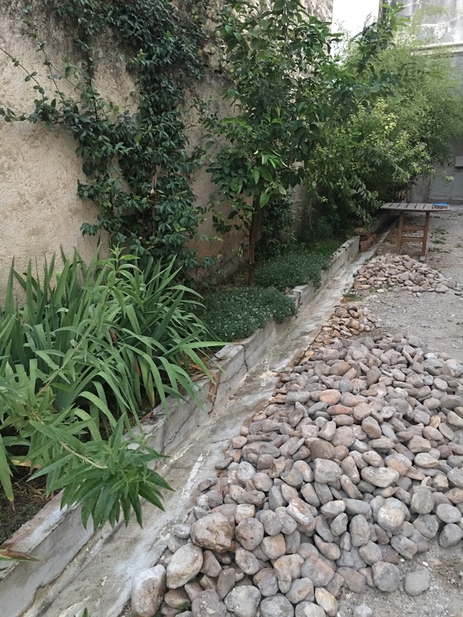 Dépose des galets et stockage avant restauration de la calade de notre belle endormie