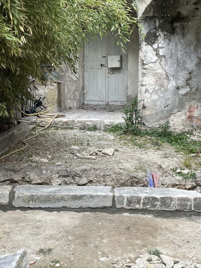 Allée de la Villa Choucas pendant les travaux : Installation de marches en pierres